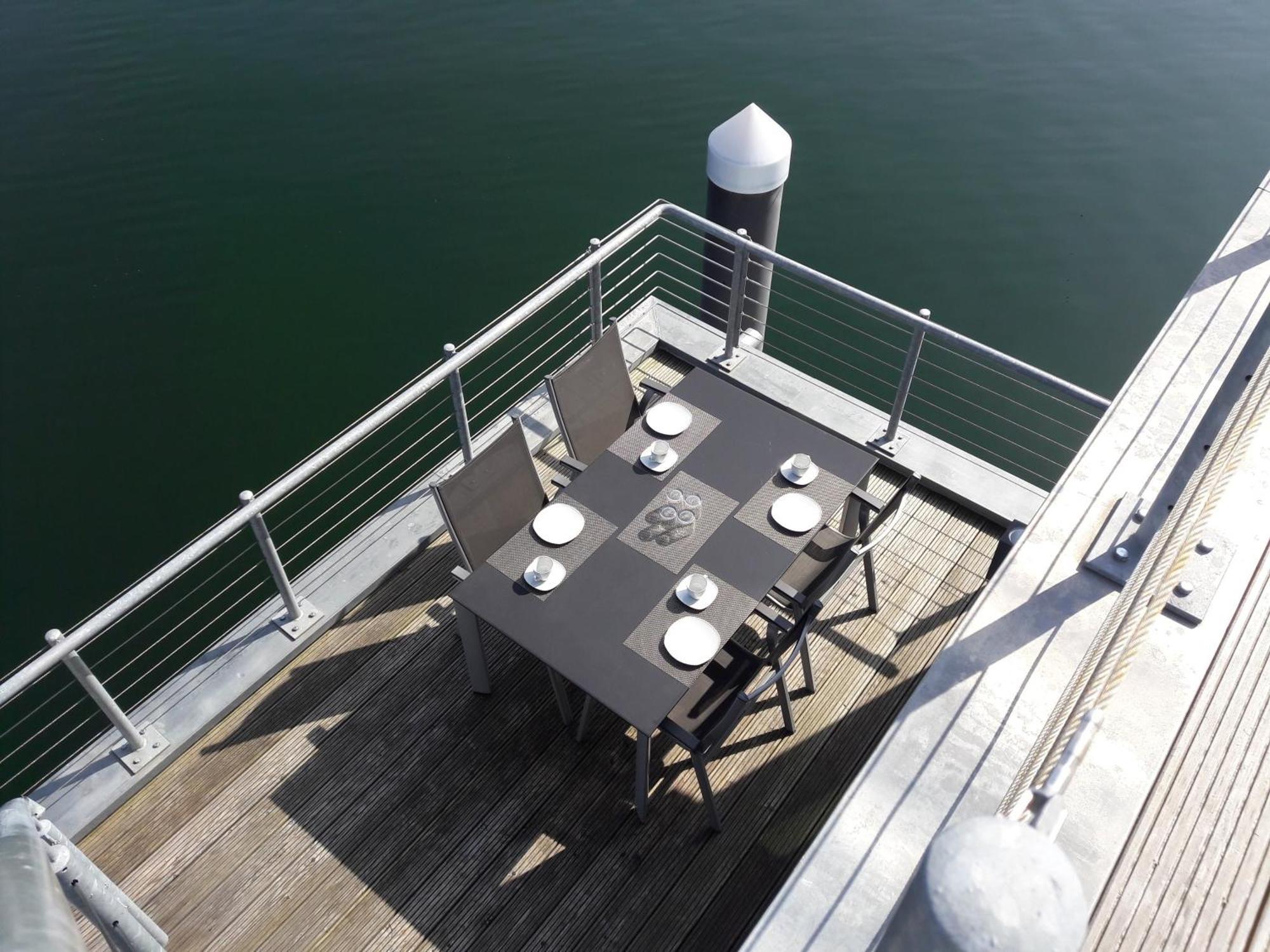 Schwimmendes Ferienhaus Antares One By Seeblick Ferien Oro, Rundum Wasser, Sauna Olpenitz Exteriör bild